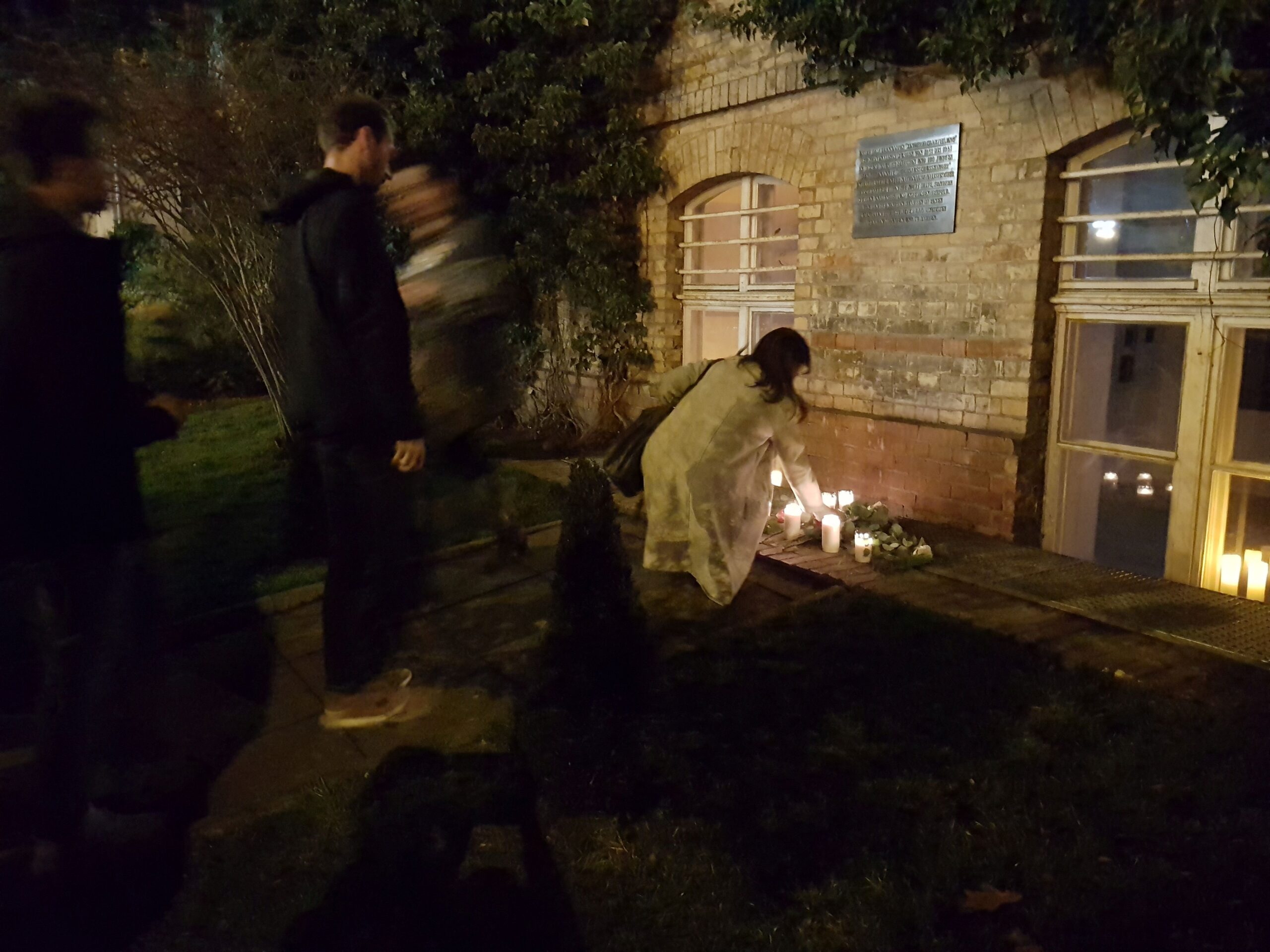 Kultur Reinickendorf - Blumeniederlegung_Gedenktafel Eichborndamm 238 Foto Claudia Wasow-Kania © Museum