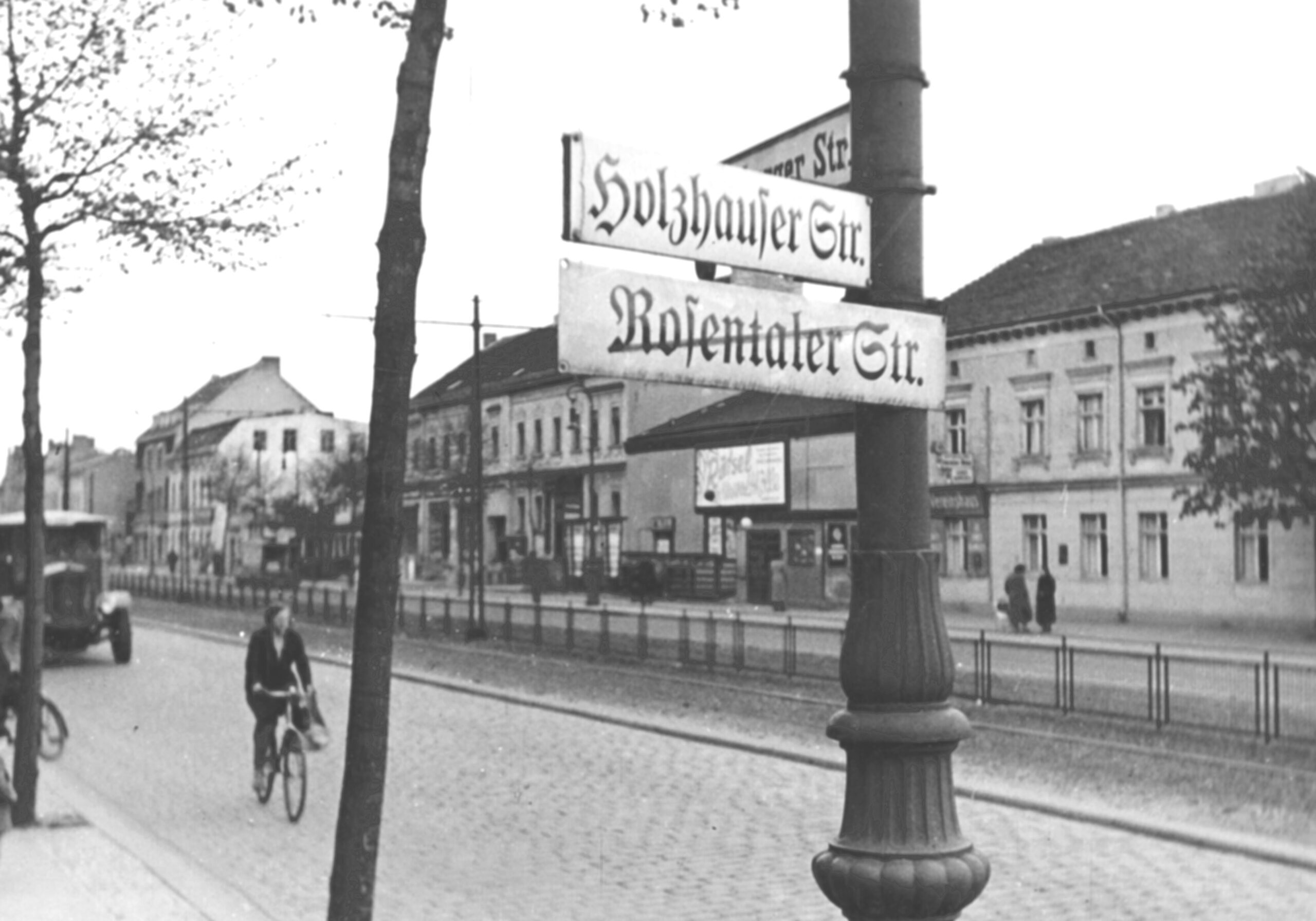 Kultur Reinickendorf - Umbenennung Rosenthaler Str in Holzhauser Str 1937, Foto Holzhauser Straße, Ecke Oranienburger Straße 1938, Archiv Museum Reinickendorf
