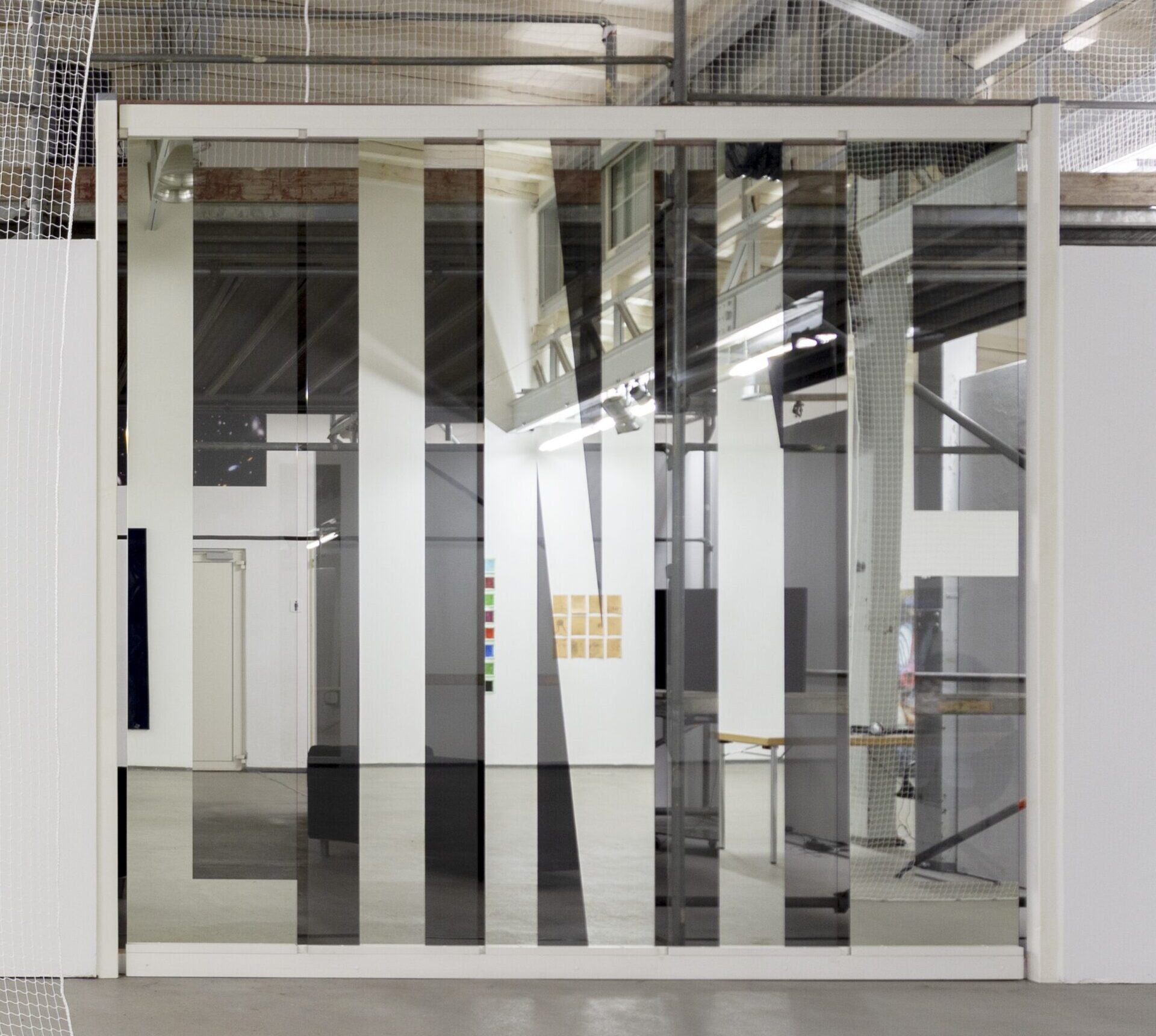 Kultur Reinickendorf - Alex Lebus, A Line, 2015, Spiegel, Holz, Lack, 332 x 345 cm © Alex Lebus, VG Bild-Kunst, Bonn 2026